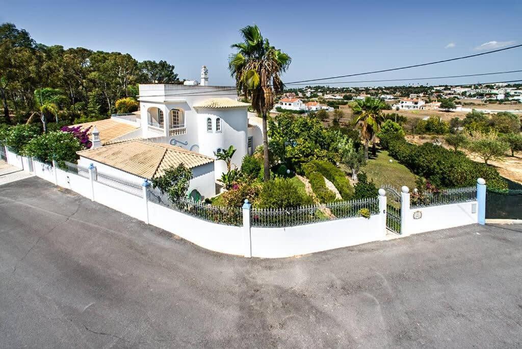 Villa Cabrita, Superb Location, Large Villa, Walk To Restaurants, Supermarkets Beach Guia  Bagian luar foto