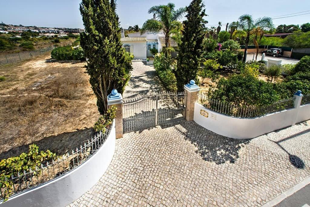 Villa Cabrita, Superb Location, Large Villa, Walk To Restaurants, Supermarkets Beach Guia  Bagian luar foto