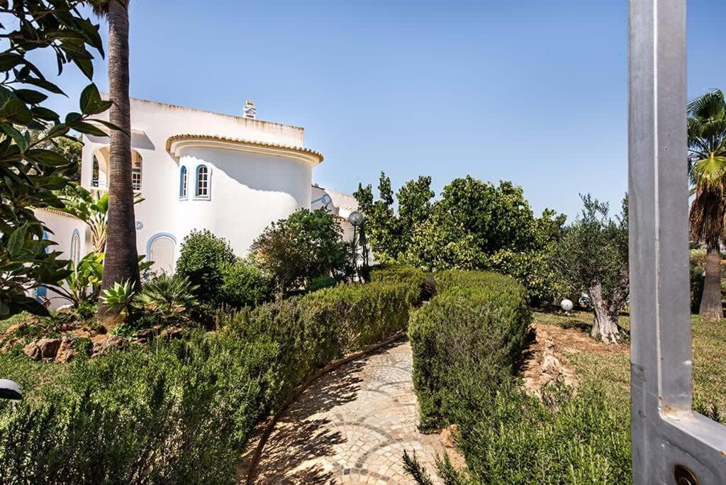 Villa Cabrita, Superb Location, Large Villa, Walk To Restaurants, Supermarkets Beach Guia  Bagian luar foto